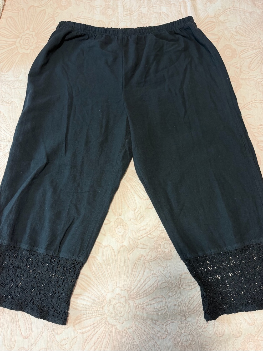 Black Cropped Lace-Hem Pants - Women